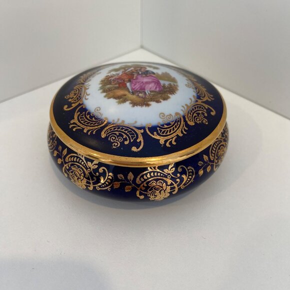Vintage Limoges Round Porcelain Jewelry Box With Romantic Scene & Gold Detailing - Picture 2 of 16